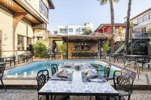 d'une terrasse avec une table et des chaises à côté de la piscine. dans l'établissement Cozy Studio Flat near Hadrians Gate, à Antalya