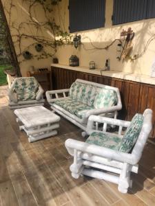 2 sillas y un sofá en una habitación en la villa provençale, en La Motte-Chalançon 59 fotos más