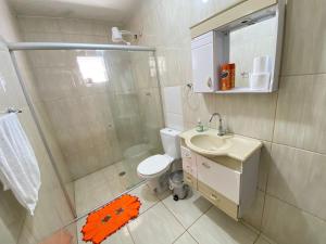 a bathroom with a shower and a toilet and a sink at Chácara das Suculentas in Mairiporã