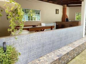 a kitchen with a blue tile wall in a house at Chácara das Suculentas in Mairiporã