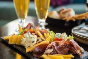 Comida no hotel ou em algum lugar perto