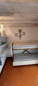 フィナーレ・リーグレにあるCasa Buraggiの部屋の隅にベッドが置かれた部屋