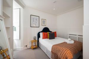 Postel nebo postele na pokoji v ubytování Luxury 3 Bedroom Apt On Edinburgh's Royal Mile