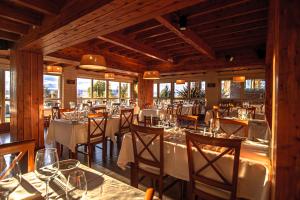 Um restaurante ou outro lugar para comer em Mirador del Lago Hotel