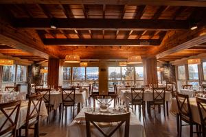 Um restaurante ou outro lugar para comer em Mirador del Lago Hotel