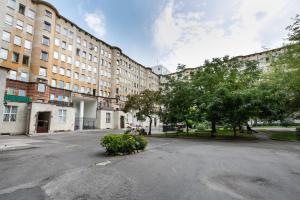 an empty street in front of a large building at Chmielna Warsaw City Centre Apartment in Warsaw