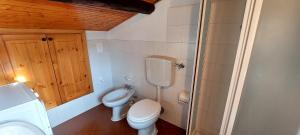 フィナーレ・リーグレにあるCasa Buraggiのトイレと洗面台のある小さなバスルーム +8枚の写真