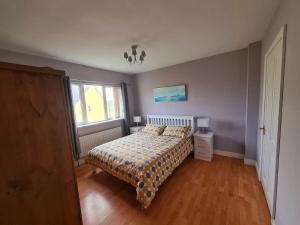 Postel nebo postele na pokoji v ubytování Bundoran Seaside Stays House - WiFi, large spacious home