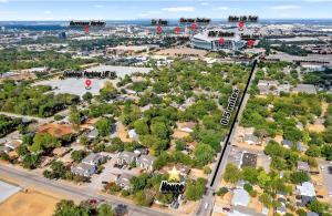 una vista aérea de una ciudad con un edificio en Luxury (Less than mile from AT&T Stadium/GlobeLife) GameRoom/Basketball Hoop en Arlington
