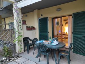 d'une terrasse avec une table et des chaises sur un balcon. dans l'établissement Bilocale con giardino posto auto splendida vista, à Montiano