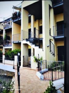 un immeuble d'appartements avec balcon et cour dans l'établissement Bilocale con giardino posto auto splendida vista, à Montiano