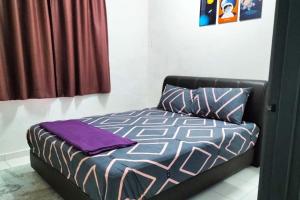 ein Schlafzimmer mit einem Bett mit einer lila Decke darauf in der Unterkunft IRIS 55 Corner Lot House Spacious Outdoor With Wi-Fi in Johor Bahru
