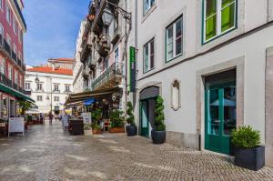 een lege straat in een stad met gebouwen bij Hotel Gat Rossio in Lissabon