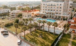 una vista aérea de un parque con palmeras y edificios en Wellness Santa Hotel en Agia Triada