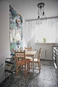 une salle à manger avec une table et des chaises dans une cuisine dans l'établissement Mieszkanie nad Maltą, à Poznań