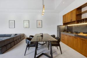 eine Küche und ein Esszimmer mit einem Tisch und einer Couch in der Unterkunft New modern & minimalist Villa in Canggu