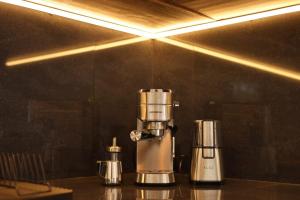 eine Kaffeemaschine auf einer Theke in der Unterkunft New modern & minimalist Villa in Canggu