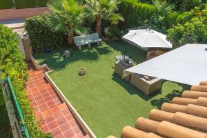 an overhead view of a yard with a bench and an umbrella at Adosado al lado del Torreón in Benicàssim
