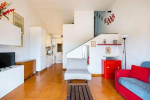 ein Wohnzimmer mit einem roten Sofa und einem roten Schrank in der Unterkunft CASA MANU FINALE LIGURE in Finale Ligure + 14 Fotos