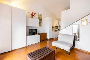 ein Wohnzimmer mit einem Stuhl und einem Tisch in der Unterkunft CASA MANU FINALE LIGURE in Finale Ligure