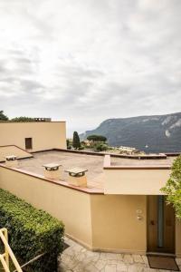 ein Gebäude mit zwei Picknicktischen auf dem Dach in der Unterkunft CASA MANU FINALE LIGURE in Finale Ligure