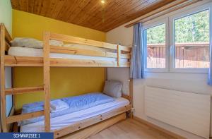 Postel nebo postele na pokoji v ubytování Chalet Schwarzsee by Arosa Holiday