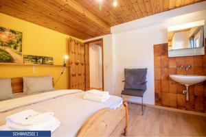 Postel nebo postele na pokoji v ubytování Chalet Schwarzsee by Arosa Holiday