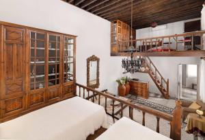 sala de estar con 2 camas y escalera en Lindos Villa Petra with Acropolis View, en Lindos