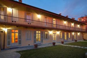 a building with a balcony on the side of it at Villa Albaluce in Caluso