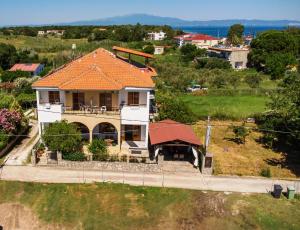 een huis met een oranje dak op een heuvel bij Philoxenia Hotel in Skala Prinou