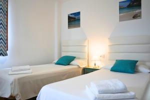 A bed or beds in a room at Apartamentos Vistalmar Mallorca