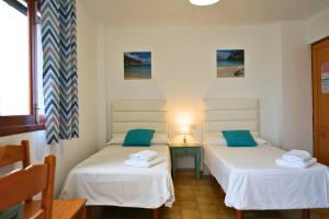 A bed or beds in a room at Apartamentos Vistalmar Mallorca
