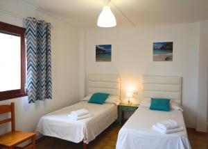 A bed or beds in a room at Apartamentos Vistalmar Mallorca