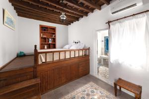 1 dormitorio en una villa con cama y ventana en Lindos Villa Petra with Acropolis View, en Lindos