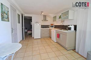 Køkken eller tekøkken på Sous les pins T2 côte bleue lacote immo 4