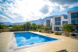 una piscina frente a un edificio en Spacious Three-Bedroom Apartment with Sea View A3, en Kyrenia