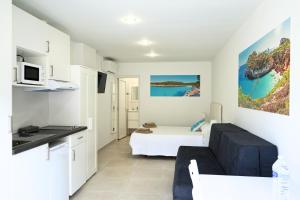 A kitchen or kitchenette at Apartamentos Vistalmar Mallorca