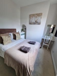 a bedroom with a large bed with two pillows on it at Cottage 5 minutes walk to river and town centre in Stratford-upon-Avon