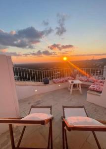 een balkon met uitzicht op de zonsondergang bij White Dream in Ostuni