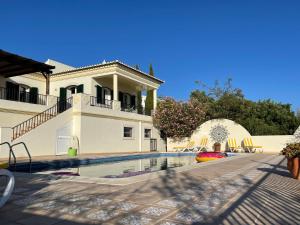 una casa con una piscina di fronte di Casa do Monte a Loulé