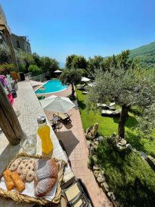 Sessa CilentoにあるPalazzo del Baglivo Cilento Hotel & Spaのパン皿とオレンジジュースを添えたテーブル