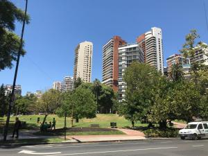 ブエノスアイレスにあるPiso en Belgrano Barrancasの高層ビルが立ち並ぶ公園内に停められたバン