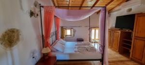 SívasにあるIoanna 's Placeのベッドルーム(蚊帳付きのベッド付)