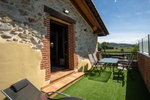 taras ze stołem i krzesłami na balkonie w obiekcie La casita del abuelo w mieście Galizano