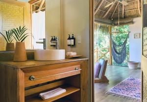 uma casa de banho com um lavatório e um espelho em Xinalani Retreat Mexico em Quimixto