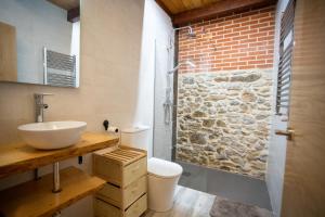 łazienka z umywalką i przeszkloną kabiną prysznicową w obiekcie La casita del abuelo w mieście Galizano +37 zdjęć