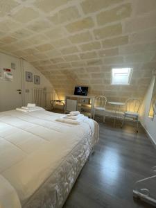 1 dormitorio con 1 cama, mesa y sillas en Antica Mateola en Matera