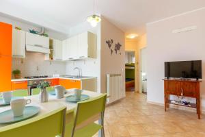 A kitchen or kitchenette at Appartamento L'Ancora - MyHo Casa