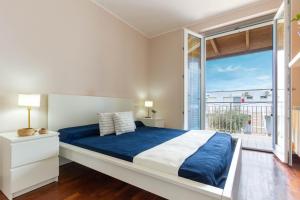 A bed or beds in a room at Appartamento L'Ancora - MyHo Casa