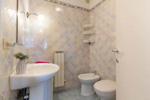 A bathroom at Appartamento L'Ancora - MyHo Casa